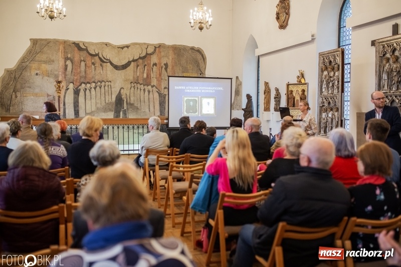Zdjęcie w galerii na portalu naszraciborz.pl: Noc w raciborskim Muzeum ze starą fotografią wiadomości z regionu