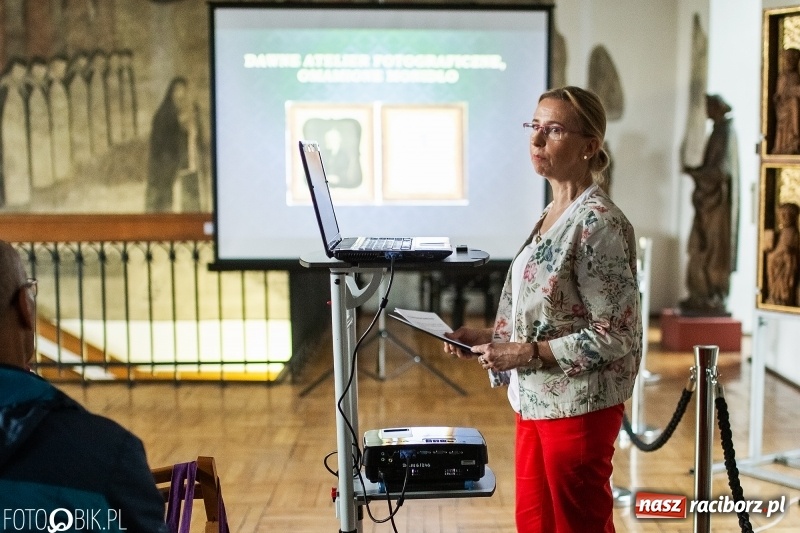 Zdjęcie w galerii na portalu naszraciborz.pl: Noc w raciborskim Muzeum ze starą fotografią wiadomości z regionu