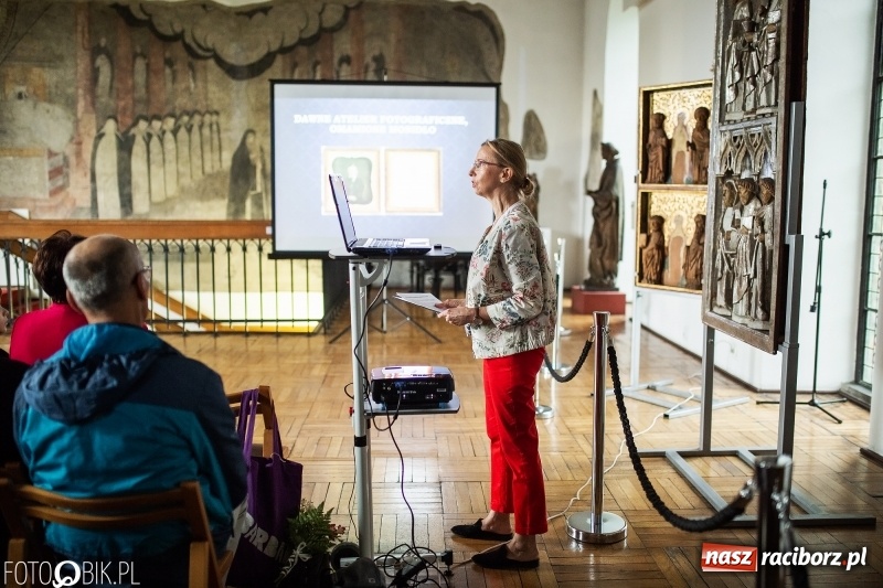 Zdjęcie w galerii na portalu naszraciborz.pl: Noc w raciborskim Muzeum ze starą fotografią wiadomości z regionu