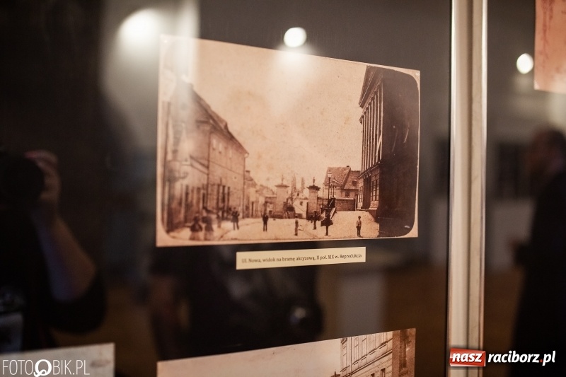 Zdjęcie w galerii na portalu naszraciborz.pl: Noc w raciborskim Muzeum ze starą fotografią wiadomości z regionu