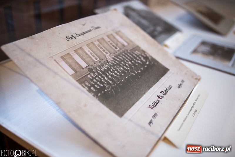 Zdjęcie w galerii na portalu naszraciborz.pl: Noc w raciborskim Muzeum ze starą fotografią wiadomości z regionu