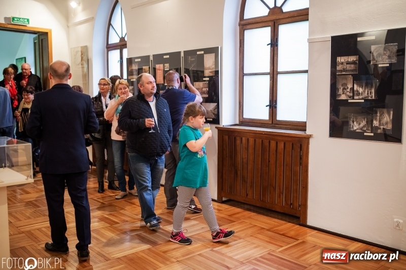 Zdjęcie w galerii na portalu naszraciborz.pl: Noc w raciborskim Muzeum ze starą fotografią wiadomości z regionu