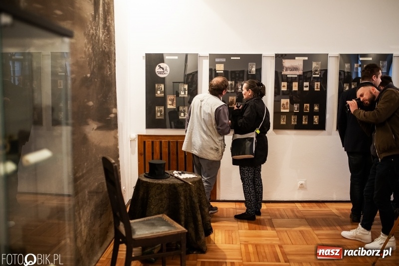 Zdjęcie w galerii na portalu naszraciborz.pl: Noc w raciborskim Muzeum ze starą fotografią wiadomości z regionu