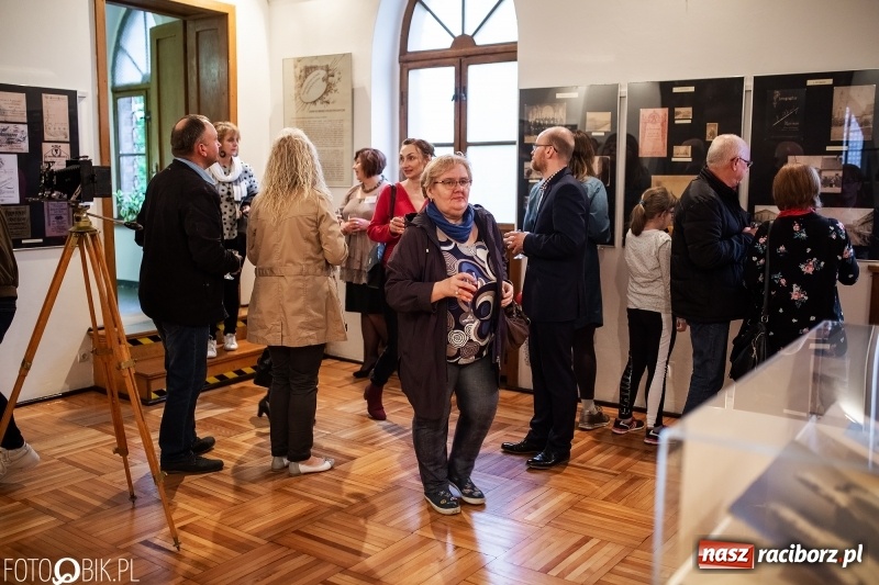 Zdjęcie w galerii na portalu naszraciborz.pl: Noc w raciborskim Muzeum ze starą fotografią wiadomości z regionu
