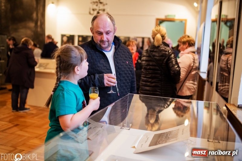 Zdjęcie w galerii na portalu naszraciborz.pl: Noc w raciborskim Muzeum ze starą fotografią wiadomości z regionu