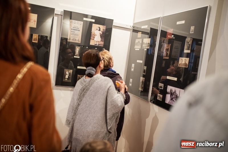 Zdjęcie w galerii na portalu naszraciborz.pl: Noc w raciborskim Muzeum ze starą fotografią wiadomości z regionu