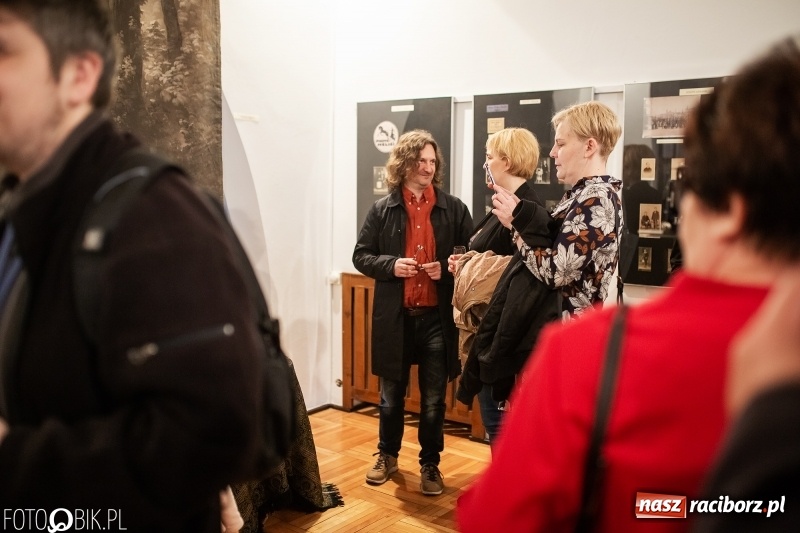 Zdjęcie w galerii na portalu naszraciborz.pl: Noc w raciborskim Muzeum ze starą fotografią wiadomości z regionu