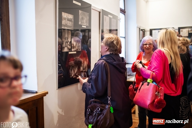 Zdjęcie w galerii na portalu naszraciborz.pl: Noc w raciborskim Muzeum ze starą fotografią wiadomości z regionu
