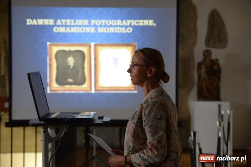 Zdjęcie w galerii na portalu naszraciborz.pl: Noc w raciborskim Muzeum ze starą fotografią wiadomości z regionu