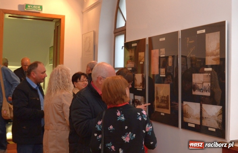 Zdjęcie w galerii na portalu naszraciborz.pl: Noc w raciborskim Muzeum ze starą fotografią wiadomości z regionu