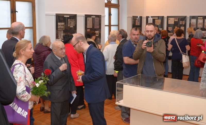 Zdjęcie w galerii na portalu naszraciborz.pl: Noc w raciborskim Muzeum ze starą fotografią wiadomości z regionu