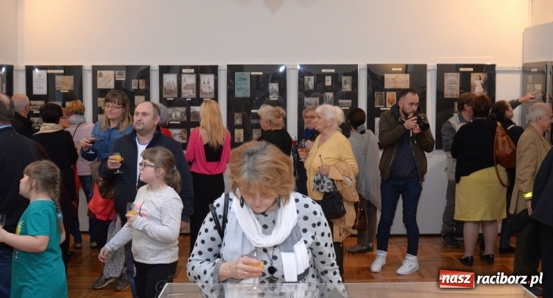 Zdjęcie w galerii na portalu naszraciborz.pl: Noc w raciborskim Muzeum ze starą fotografią wiadomości z regionu