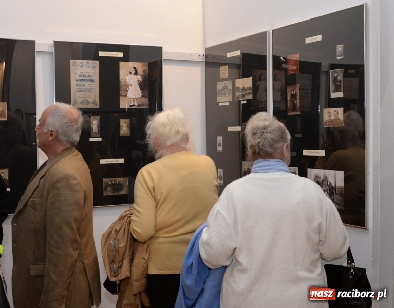 Zdjęcie w galerii na portalu naszraciborz.pl: Noc w raciborskim Muzeum ze starą fotografią wiadomości z regionu