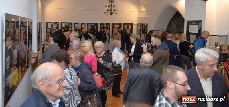 Zdjęcie w galerii na portalu naszraciborz.pl: Noc w raciborskim Muzeum ze starą fotografią wiadomości z regionu