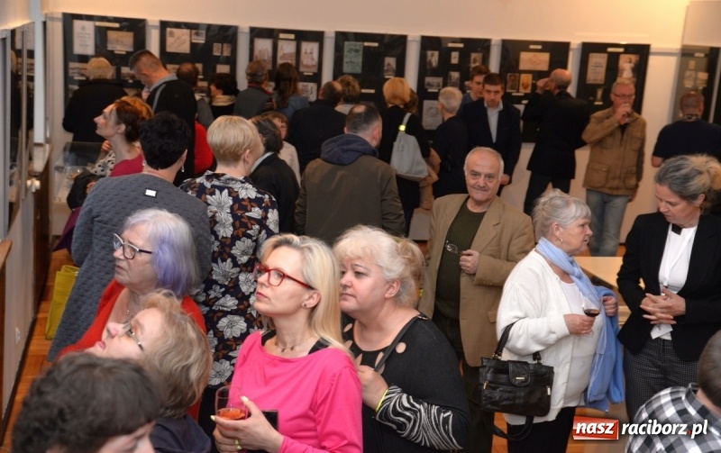 Zdjęcie w galerii na portalu naszraciborz.pl: Noc w raciborskim Muzeum ze starą fotografią wiadomości z regionu