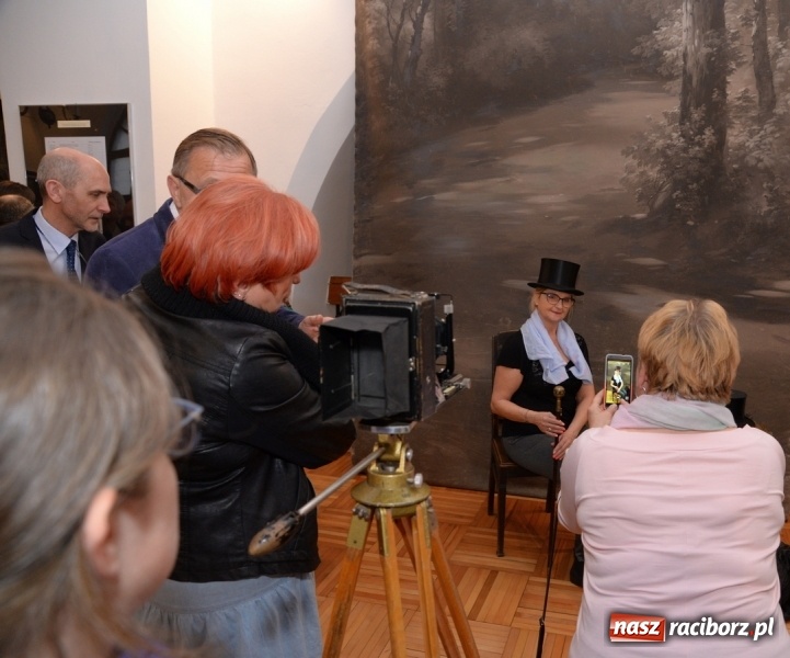 Zdjęcie w galerii na portalu naszraciborz.pl: Noc w raciborskim Muzeum ze starą fotografią wiadomości z regionu