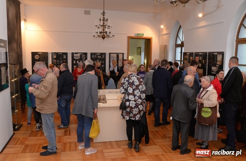 Zdjęcie w galerii na portalu naszraciborz.pl: Noc w raciborskim Muzeum ze starą fotografią wiadomości z regionu