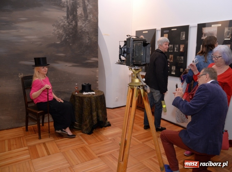 Zdjęcie w galerii na portalu naszraciborz.pl: Noc w raciborskim Muzeum ze starą fotografią wiadomości z regionu