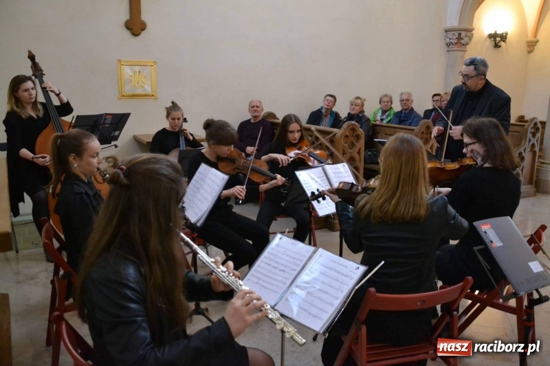 Zdjęcie w galerii na portalu naszraciborz.pl: Żeńska Orkiestra Kameralna zagrała w kaplicy zamkowej  wiadomości z regionu
