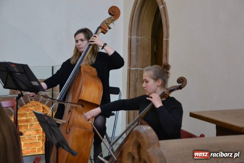 Zdjęcie w galerii na portalu naszraciborz.pl: Żeńska Orkiestra Kameralna zagrała w kaplicy zamkowej  wiadomości z regionu