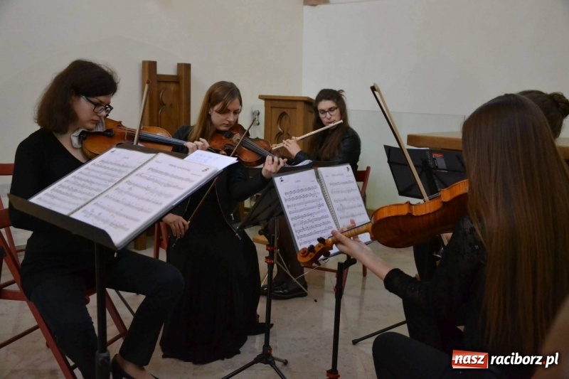 Zdjęcie w galerii na portalu naszraciborz.pl: Żeńska Orkiestra Kameralna zagrała w kaplicy zamkowej  wiadomości z regionu