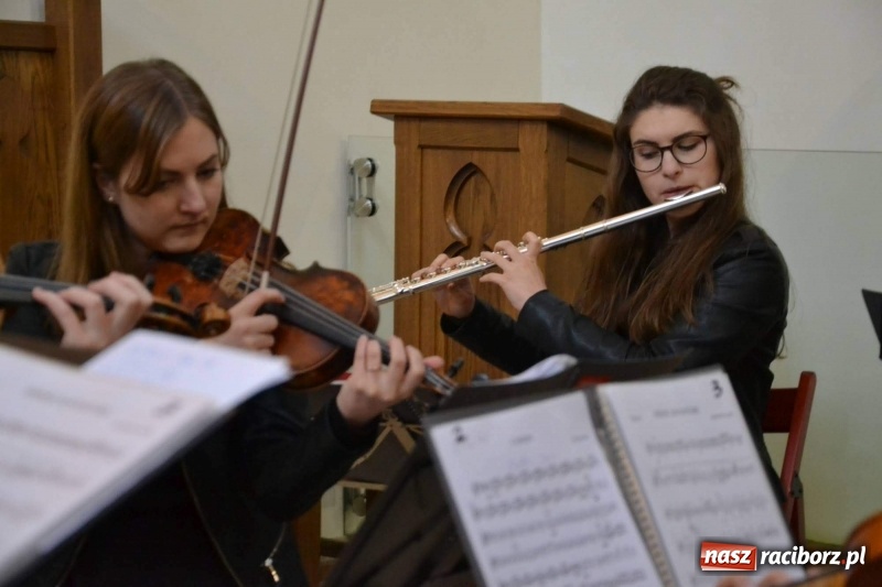 Zdjęcie w galerii na portalu naszraciborz.pl: Żeńska Orkiestra Kameralna zagrała w kaplicy zamkowej  wiadomości z regionu
