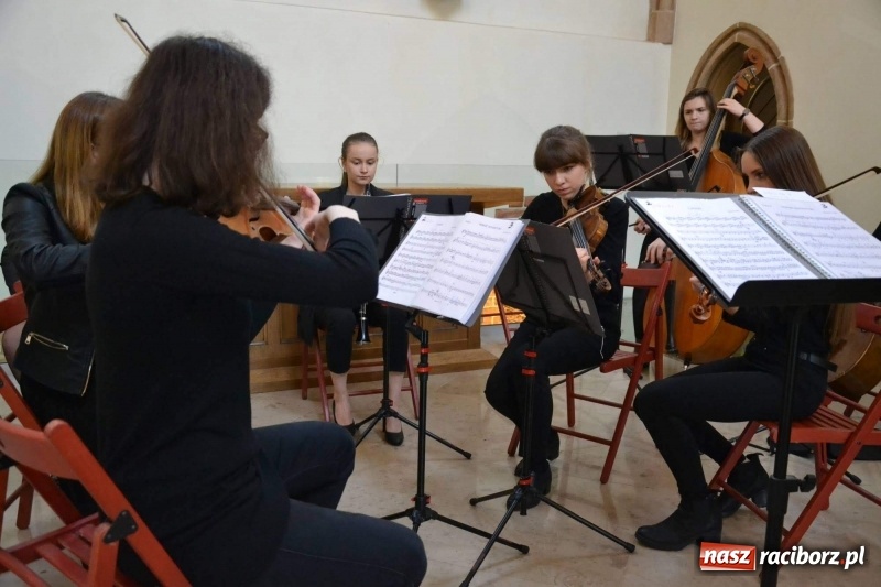 Zdjęcie w galerii na portalu naszraciborz.pl: Żeńska Orkiestra Kameralna zagrała w kaplicy zamkowej  wiadomości z regionu