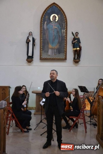 Zdjęcie w galerii na portalu naszraciborz.pl: Żeńska Orkiestra Kameralna zagrała w kaplicy zamkowej  wiadomości z regionu