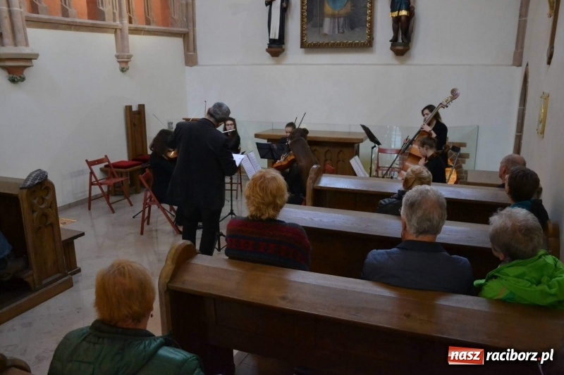 Zdjęcie w galerii na portalu naszraciborz.pl: Żeńska Orkiestra Kameralna zagrała w kaplicy zamkowej  wiadomości z regionu