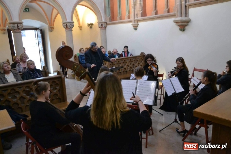 Zdjęcie w galerii na portalu naszraciborz.pl: Żeńska Orkiestra Kameralna zagrała w kaplicy zamkowej  wiadomości z regionu