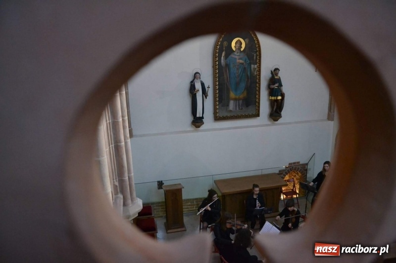 Zdjęcie w galerii na portalu naszraciborz.pl: Żeńska Orkiestra Kameralna zagrała w kaplicy zamkowej  wiadomości z regionu