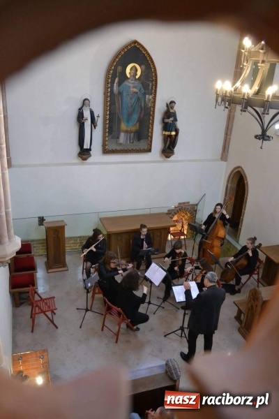Zdjęcie w galerii na portalu naszraciborz.pl: Żeńska Orkiestra Kameralna zagrała w kaplicy zamkowej  wiadomości z regionu