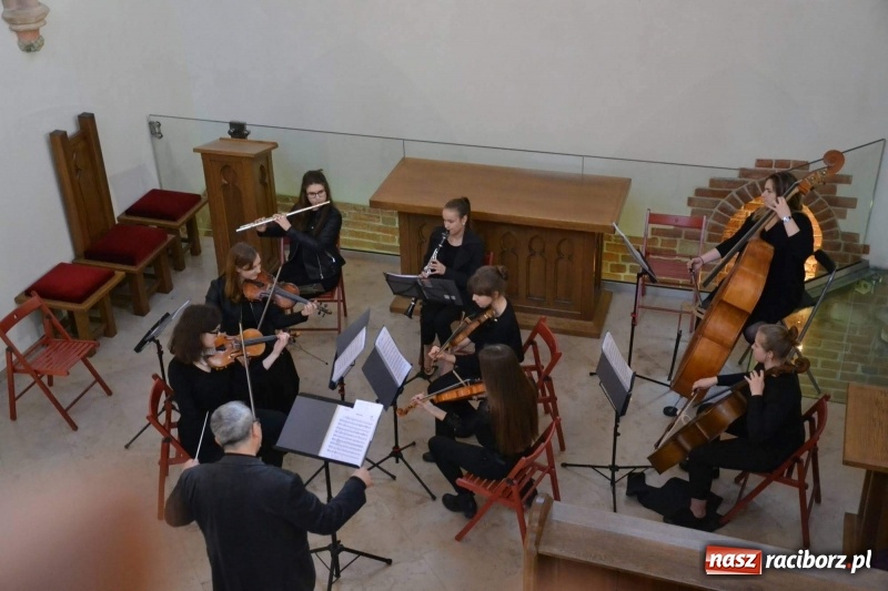 Zdjęcie w galerii na portalu naszraciborz.pl: Żeńska Orkiestra Kameralna zagrała w kaplicy zamkowej  wiadomości z regionu