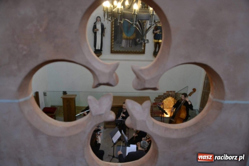 Zdjęcie w galerii na portalu naszraciborz.pl: Żeńska Orkiestra Kameralna zagrała w kaplicy zamkowej  wiadomości z regionu