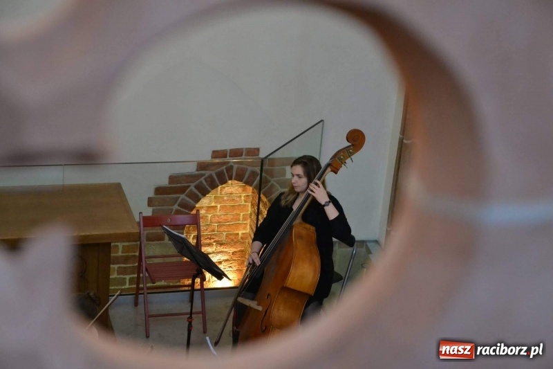 Zdjęcie w galerii na portalu naszraciborz.pl: Żeńska Orkiestra Kameralna zagrała w kaplicy zamkowej  wiadomości z regionu