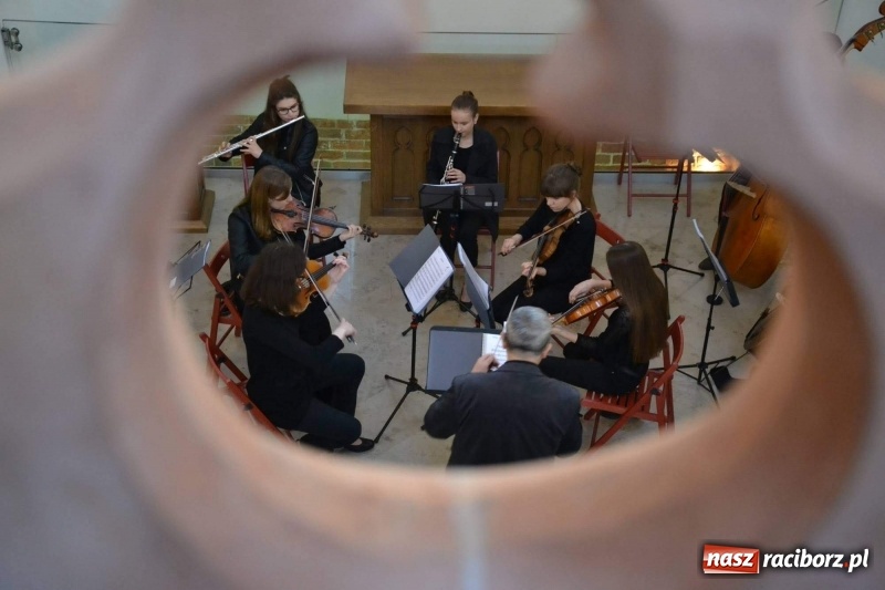 Zdjęcie w galerii na portalu naszraciborz.pl: Żeńska Orkiestra Kameralna zagrała w kaplicy zamkowej  wiadomości z regionu