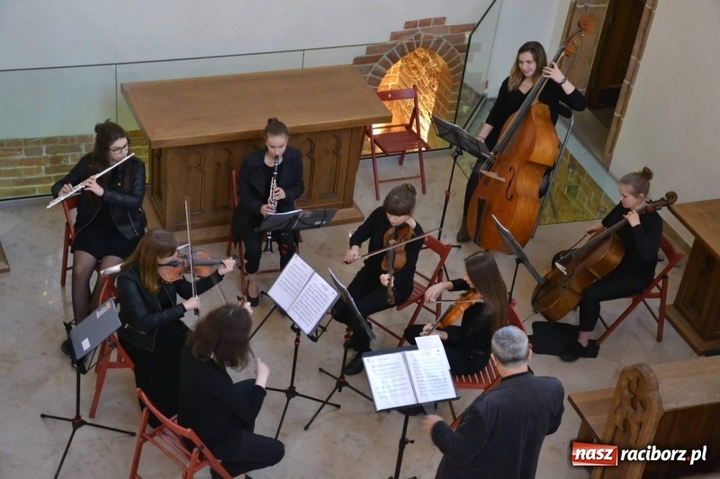 Zdjęcie w galerii na portalu naszraciborz.pl: Żeńska Orkiestra Kameralna zagrała w kaplicy zamkowej  wiadomości z regionu