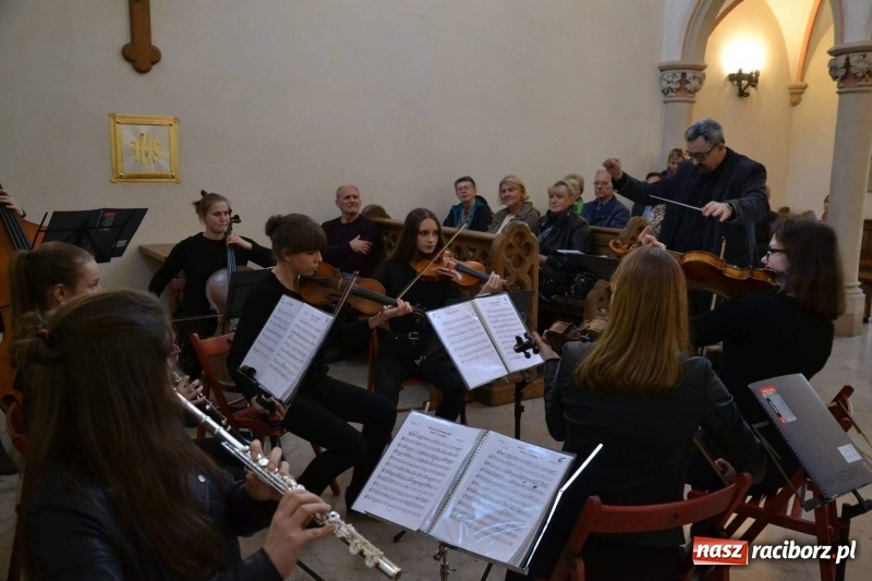 Zdjęcie w galerii na portalu naszraciborz.pl: Żeńska Orkiestra Kameralna zagrała w kaplicy zamkowej  wiadomości z regionu