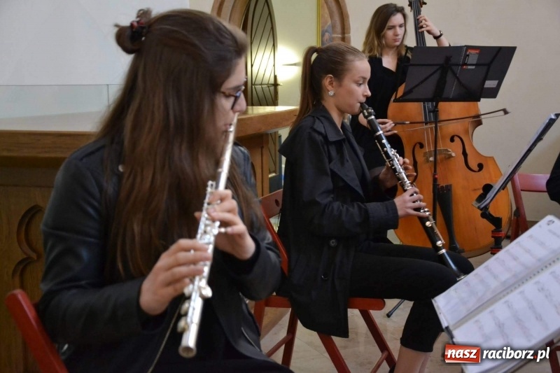 Zdjęcie w galerii na portalu naszraciborz.pl: Żeńska Orkiestra Kameralna zagrała w kaplicy zamkowej  wiadomości z regionu