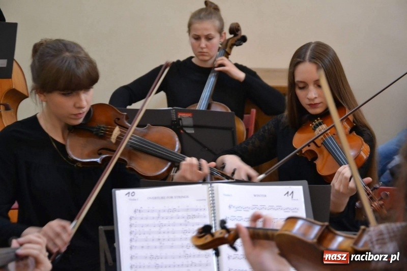 Zdjęcie w galerii na portalu naszraciborz.pl: Żeńska Orkiestra Kameralna zagrała w kaplicy zamkowej  wiadomości z regionu