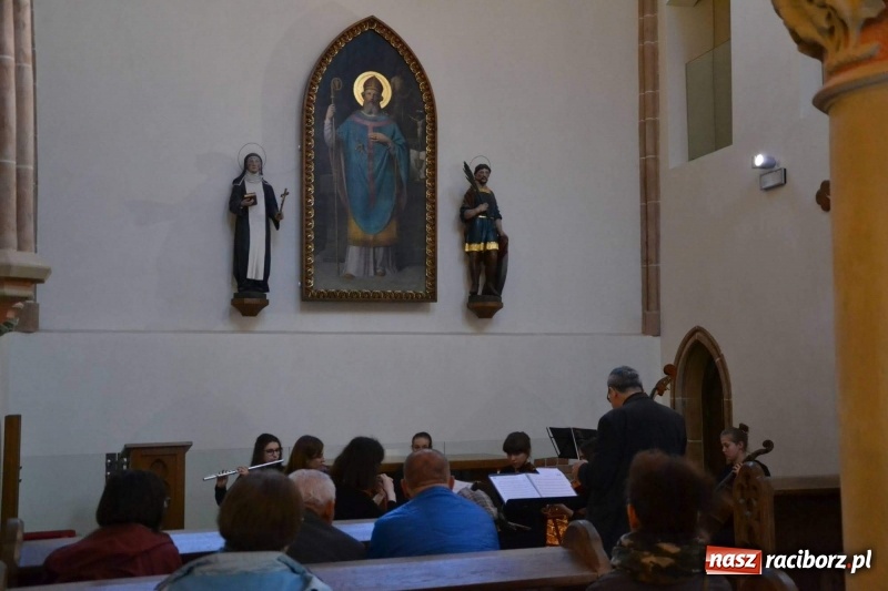 Zdjęcie w galerii na portalu naszraciborz.pl: Żeńska Orkiestra Kameralna zagrała w kaplicy zamkowej  wiadomości z regionu