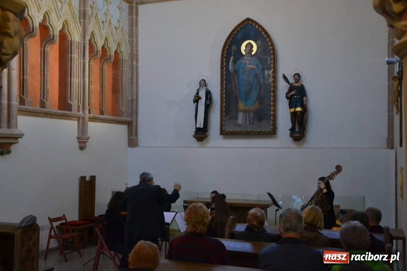 Zdjęcie w galerii na portalu naszraciborz.pl: Żeńska Orkiestra Kameralna zagrała w kaplicy zamkowej  wiadomości z regionu