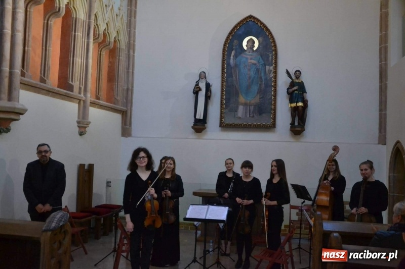 Zdjęcie w galerii na portalu naszraciborz.pl: Żeńska Orkiestra Kameralna zagrała w kaplicy zamkowej  wiadomości z regionu
