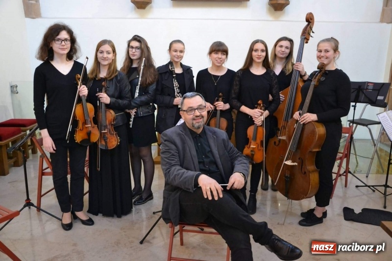 Zdjęcie w galerii na portalu naszraciborz.pl: Żeńska Orkiestra Kameralna zagrała w kaplicy zamkowej  wiadomości z regionu