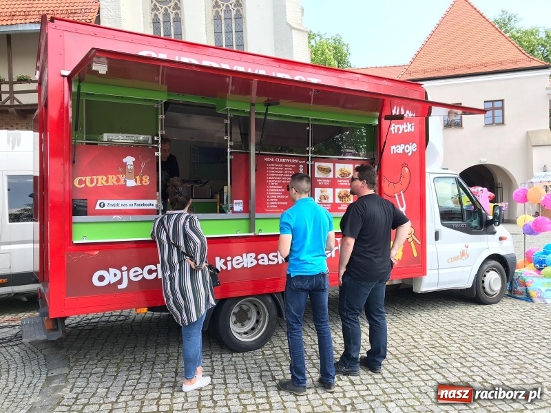Zdjęcie w galerii na portalu naszraciborz.pl: Food Trucki po raz kolejny zagościły na Zamku Piastowskim wiadomości z regionu