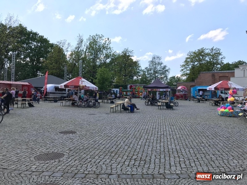 Zdjęcie w galerii na portalu naszraciborz.pl: Food Trucki po raz kolejny zagościły na Zamku Piastowskim wiadomości z regionu