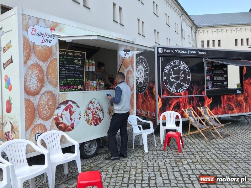 Zdjęcie w galerii na portalu naszraciborz.pl: Food Trucki po raz kolejny zagościły na Zamku Piastowskim wiadomości z regionu