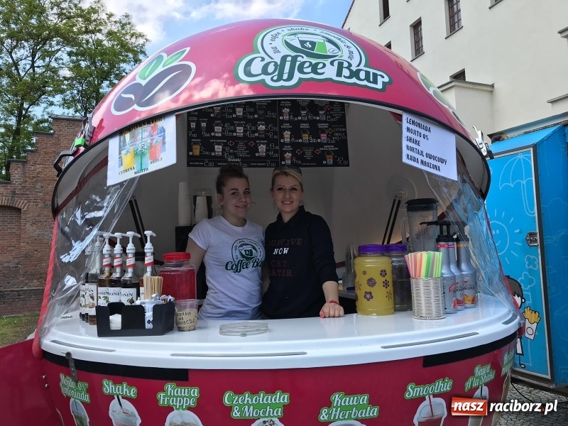 Zdjęcie w galerii na portalu naszraciborz.pl: Food Trucki po raz kolejny zagościły na Zamku Piastowskim wiadomości z regionu