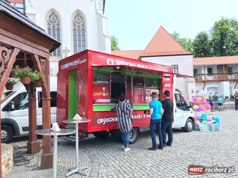 Zdjęcie w galerii na portalu naszraciborz.pl: Food Trucki po raz kolejny zagościły na Zamku Piastowskim wiadomości z regionu