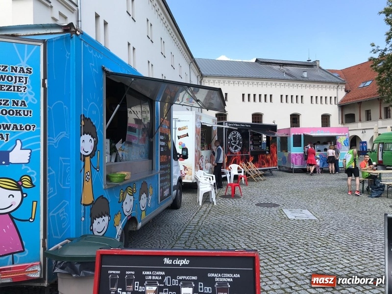 Zdjęcie w galerii na portalu naszraciborz.pl: Food Trucki po raz kolejny zagościły na Zamku Piastowskim wiadomości z regionu